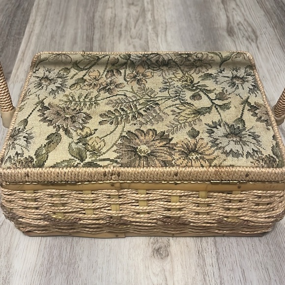 Vintage Rare Tan Brown Azar Wicker Sewing Basket With Padded Fabric Floral Cover - Picture 6 of 7